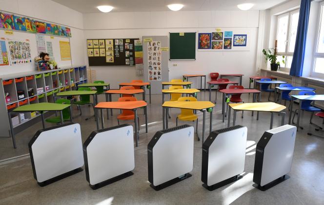 Des filtres à air dans une salle de classe d’une école primaire à Eichenau près de Munich, dans le sud de l’Allemagne, le 18 décembre 2020.