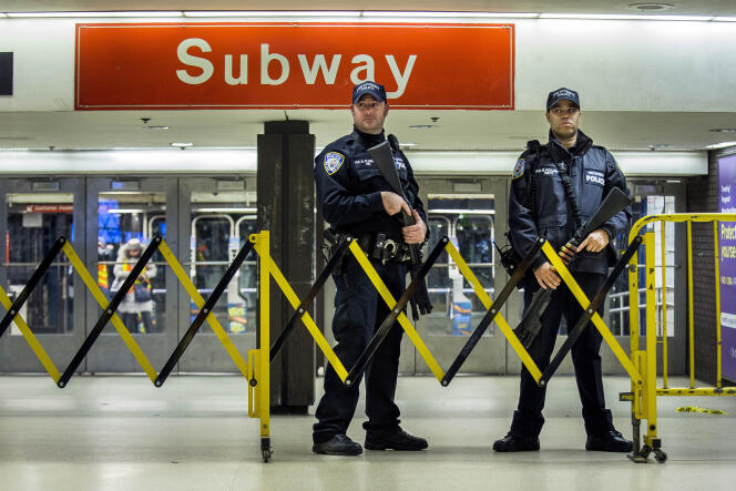 Des policiers se tiennent à proximité du lieu de l’attentat manqué de Times Square, à New York, le 11 décembre 2017.
