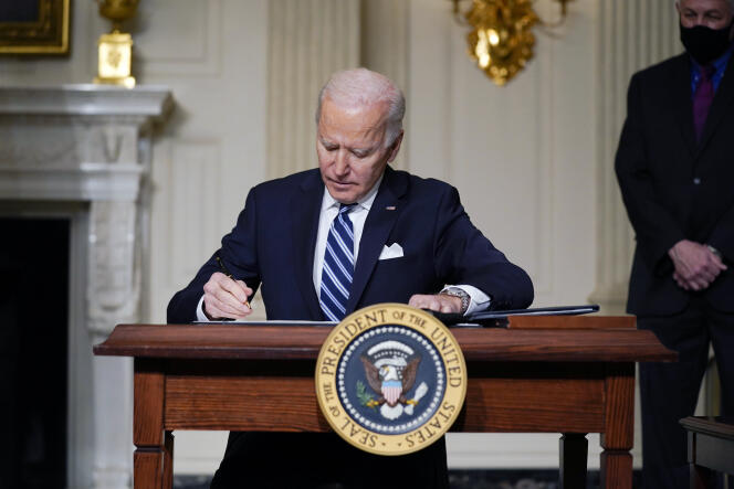 Joe Biden signe un décret sur le changement climatique, à la Maison Blanche, à Washington, le 27 janvier.