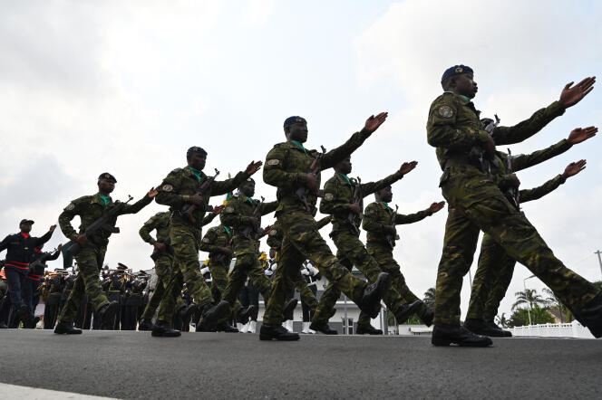 Des militaires ivoiriens défilent à Aibidjan, en février 2020.