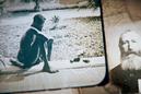 Dans l’Etat indépendant du Congo de Léopold II, un père regarde le pied et la main coupée de sa fille.