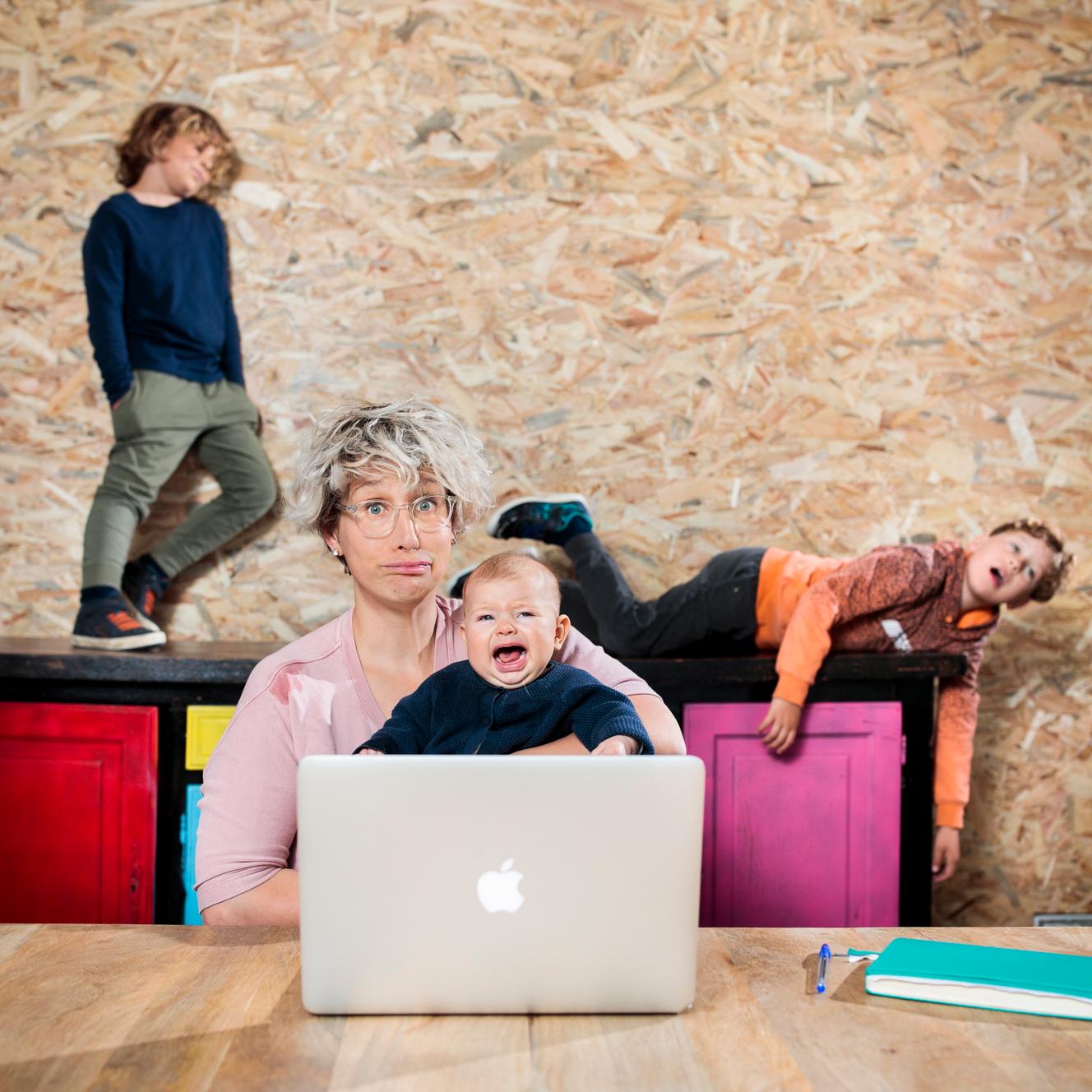 Hélène Bonhomme, créatrice du blog Fabuleuses au foyer, avec trois de ses quatre enfants, Adelin, Romain et Victoire, à Bordeaux, le 20 avril.