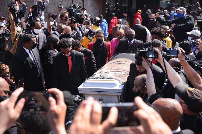 Le cercueil de Daunte Wright devant le Shiloh Temple International, le 22 avril 2021, à Minneapolis (Minnesota).