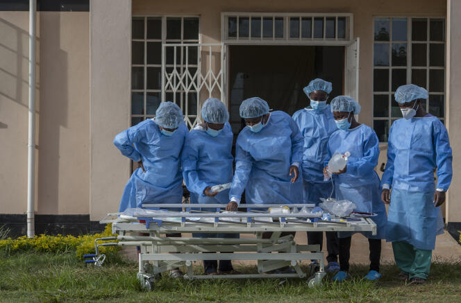 Du personnel médical devant le principal centre de traitement du Covid-19 de l’hôpital central Kamuzu à Lilongwe, au Malawi, le 18 janvier 2021.