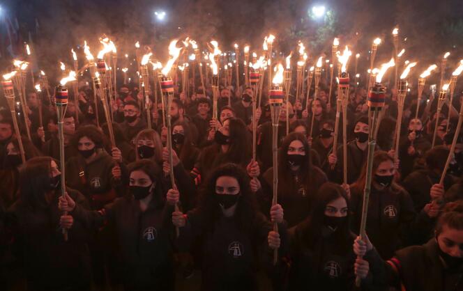 Une procession aux flambeaux pour commémorer le 106e anniversaire du massacre des Arméniens par les Turcs ottomans à Erevan, le 23 avril.