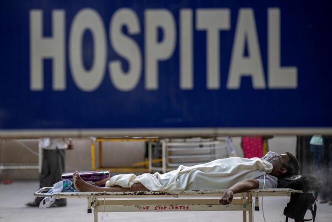Un patient atteint du Covid-19 attend d’être admis dans un hôpital à New Delhi, en Inde, le 23 avril.