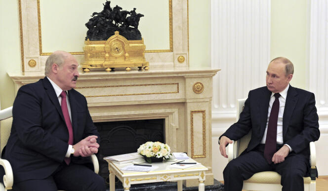 Prezydent Białorusi Aleksander Łukaszenko (z lewej) i prezydent Rosji Władimir Putin spotkali się w Moskwie 22 kwietnia.