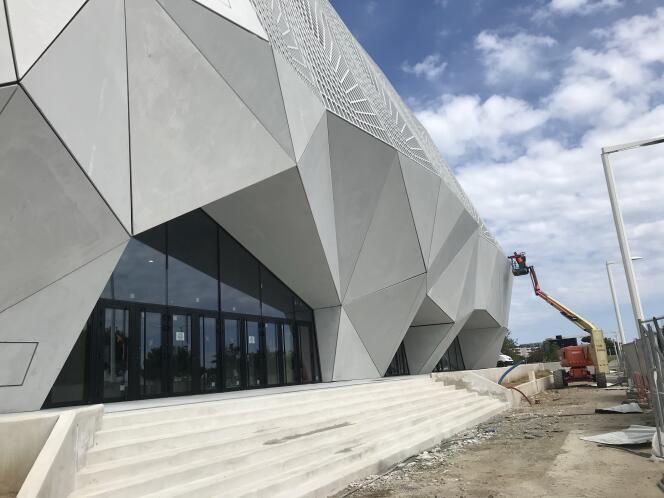 Devant le multiplexe Cineum (dessiné par Rudy Ricciotti), en construction, à Cannes, le 19 avril 2021.