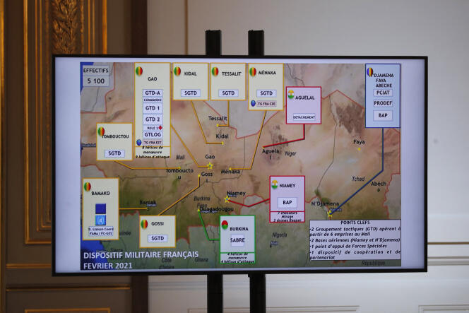 Une carte montrant la présence de l’armée française au Sahel, à Paris, le 16 février 2021, lors d’une réunion par visioconférence entre le président Macron et les dirigeants du G5 Sahel.