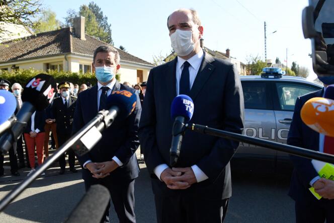 Jean Castex et Gérald Darmanin lors d’une brève intervention devant la presse, près du commissariat de Rambouillet, vendredi 23 avril.