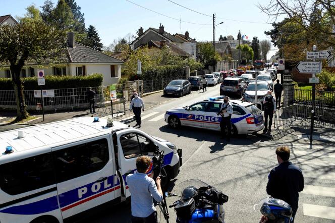 Des policiers bloquent une rue à proximité du commissariat de Rambouillet, où une fonctionnaire de police a été tuée à coups de couteau vendredi 23 avril.