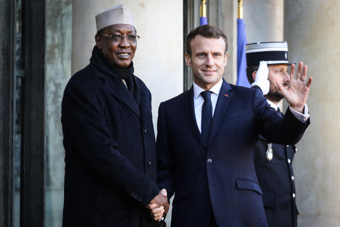 Les présidents Idriss Déby et Emmanuel Macron au palais de l’Elysée, à Paris, le 12 novembre 2019.