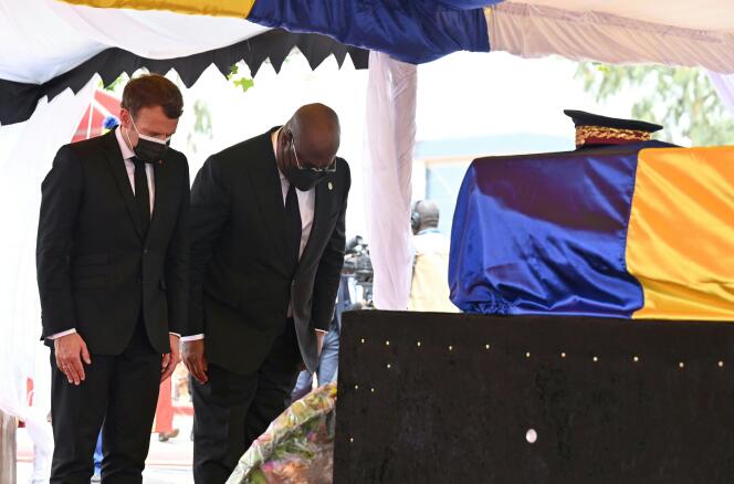 Emmanuel Macron et Felix Tshisekedi, le président de la République démocratique du Congo, le 23 avril, à N’Djamena, devant le cercueil du président Déby.