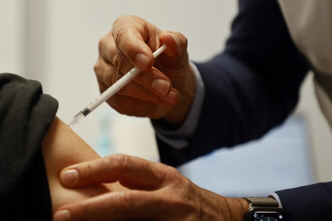 Une femme reçoit une dose du vaccin d’AstraZeneca contre le Covid-19, au Stade de France, à Saint-Denis, le 23 avril.