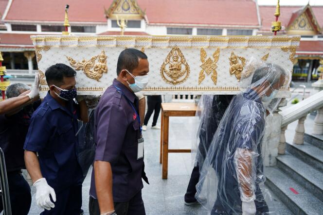 Funérailles d’une personne morte du coronavirus, le 24 avril 2021 à Bangkok.
