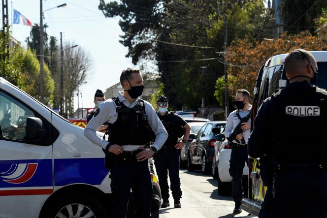 Cordon de sécurité aux abords du commissariat où a eu lieu l’attaque au couteau, à Rambouillet (Yvelines), le 23 avril.