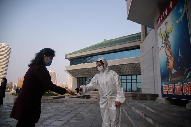 Test sanitaire avant un spectacle à Pyongyang (Corée du Nord), en novembre 2020.