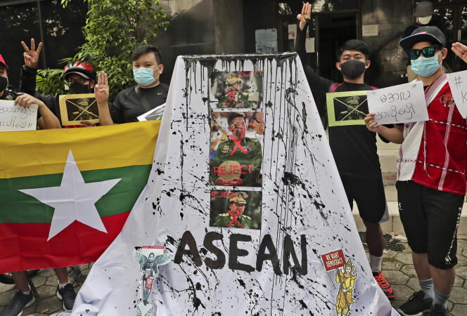 Des manifestants devant des portraits du général Min Aung Hlaing, putschiste en chef et numéro un du régime en Birmanie, protestent contre le coup d’Etat militaire dans le pays, lors du sommet de l’Association des pays de l’Asie du Sud-Est, à Jakarta, en Indonésie, le 24 avril 2021.