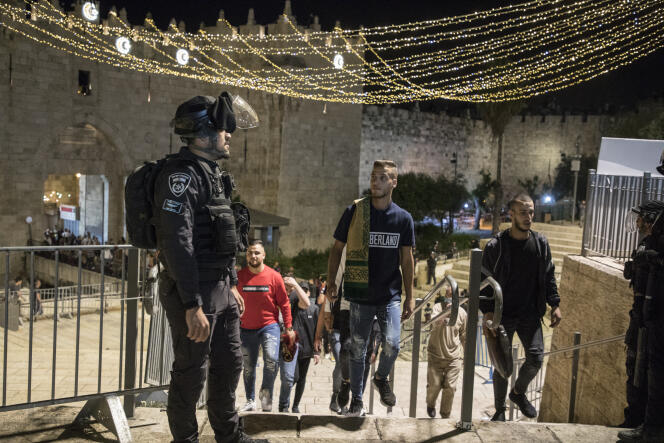 Déploiement des forces de l’ordre devant la porte de Damas, à l’entrée de la vieille ville de Jérusalem, alors que les croyants reviennent de la mosquée Al-Aqsa, le 23 avril 2021.