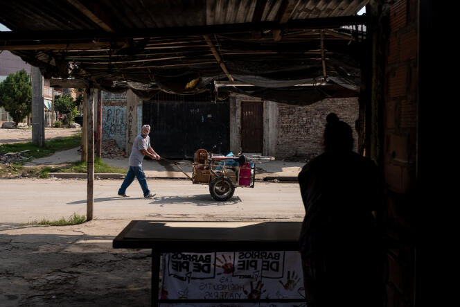 Un hombre, que recolecta residuos, pasa por la cocina de un comedor de beneficencia en la ciudad de San Martín (Argentina), el 16 de abril.