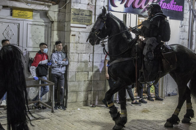 Des altercations ont eu lieu entre des jeunes palestiniens et les forces de l’ordre déployées devant la porte de Damas, à l’entrée de la vieille ville de Jérusalem, le 23 avril 2021.