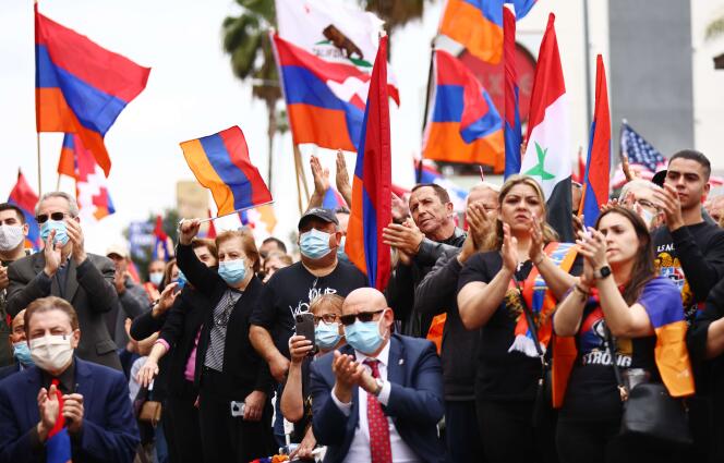 La foule applaudit l’annonce de Joe Biden reconnaissant le génocide arménien, à Los Angeles (Californie), le 24 avril.