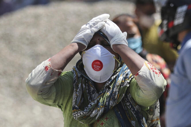 Une femme pleure la mort d’un proche, à Jammu, en Inde, dimanche 25 avril.
