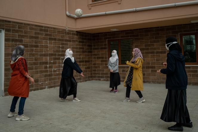 Des élèves jouent au volley-ball dans une cour du pensionnat Oku Uygur Bilig, près d’Istanbul, le 19 avril.