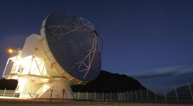 Radiotélescope Atacama Pathfinder EXperiment (APEX), situé à 5100 mètres d’altitude dans le désert d’Atacama, dans le nord du Chili, le 24 août 2006.