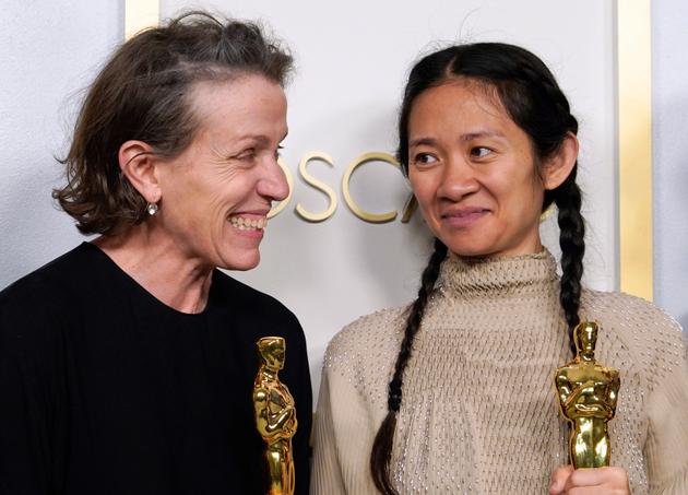 Frances McDormand (meilleure actrice) et Chloé Zhao (meilleure réalisation, meilleur film) lors de la 93e cérémonie des Oscars à Los Angeles, le 25 avril.