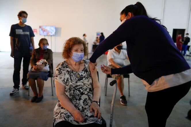 Une femme reçoit une dose du vaccin russe Spoutnik V contre le Covid-19, au parc des expositions Tecnopolis, à Buenos Aires, le 15 avril 2021.