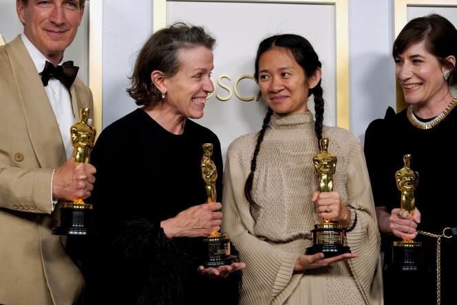 Peter Spears, Frances McDormand, Chloé Zhao et Mollye Asher, récompensés pour « Nomadland ».