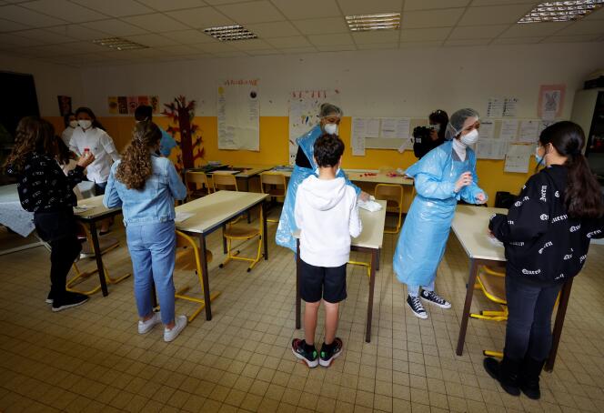 Des tests salivaires pour détecter le Covid-19 dans une école  primaire, près de Nice (Alpes-Maritimes), le 26 avril.