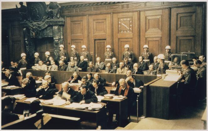 Les accusés et leurs avocats au procès de Nuremberg, novembre 1945.