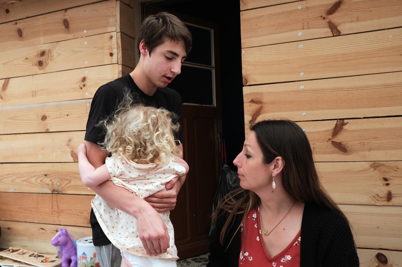 Tamara avec Léo et Rose, à Soustons (Landes), le 13 avril. Le plus grand de la fratrie, Léo, est particulièrement présent quand il s’agit de s’occuper de la petite dernière, Rose, et de soulager si besoin Tamara.