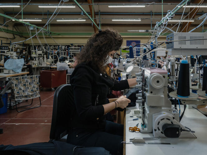 Dans l’usine Lemahieu, fabricant de vêtements et sous-vêtements made in France, à Saint-André-Lez-Lille (Nord), le 26 avril.