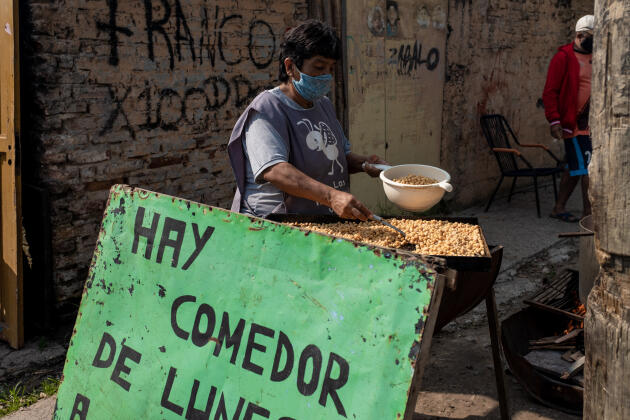Norma Olea prépare les pois chiches du plat qui sera distribué lors de la soupe popualire dans le quartier Libertador de l'organisation sociale Barrios de pie, à San Martin, le 16 avril 2021.