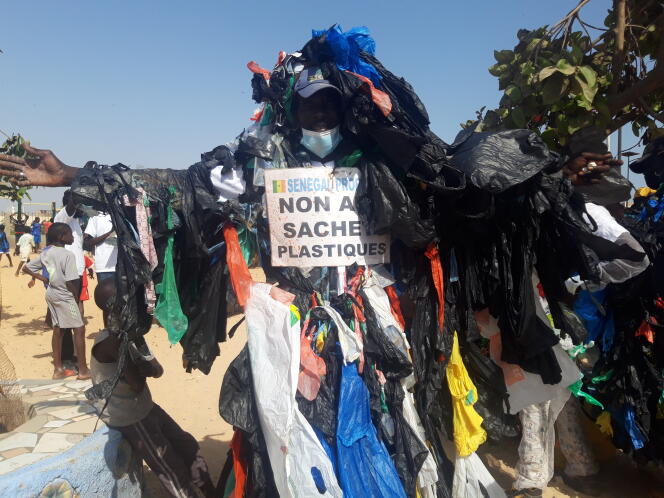 Modou Fall, surnommé « l’homme plastique », lutte depuis quinze ans contre la pollution au Sénégal.
