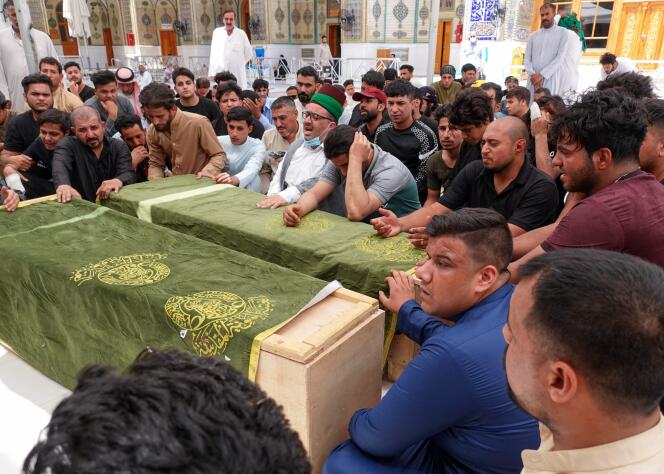 Des Irakiens pleurent leurs proches, décédés lors d’un incendie dans un hôpital à Bagdad, lors d’un cortège funèbre à Najaf, le 25 avril 2021.