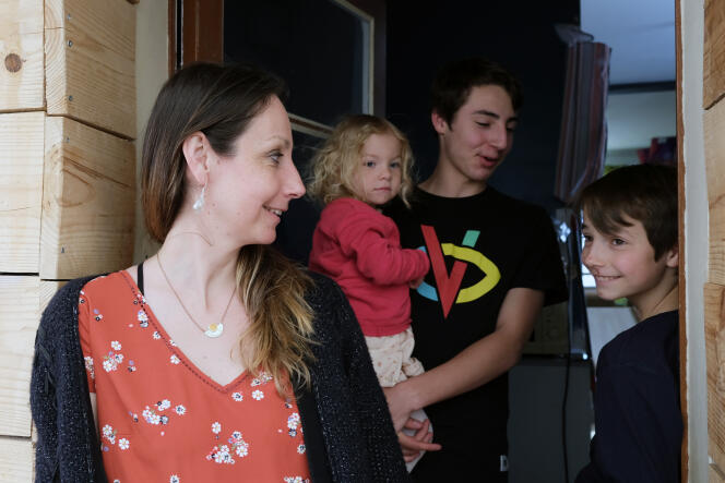 Tamara élève seule ses trois enfants : Léo, 14 ans, Noan, 10 ans, et Rose, 2 ans, chez elle, à Soustons (Landes), le 13 avril.