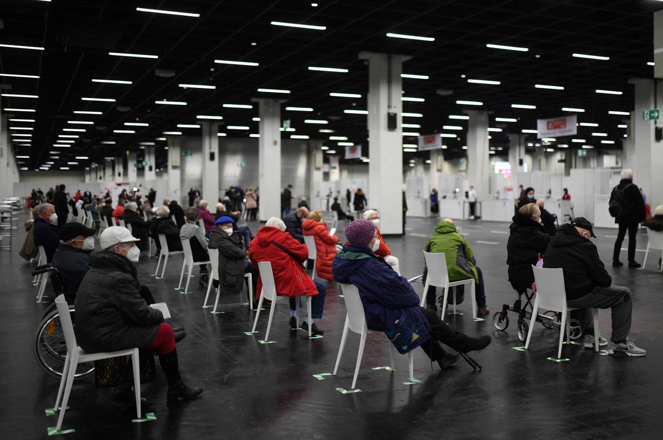 Die älteren Menschen warten am 8. Februar im Govit-19-Impfzentrum in Köln darauf, dass sie an die Reihe kommen.