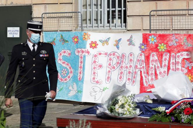 Lors d’un rassemblement en hommage à Stéphanie Monfermé devant la mairie de Rambouillet, au sud-ouest de Paris, le lundi 26 avril 2021.