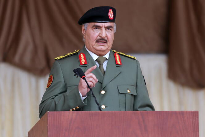 Le maréchal Khalifa Haftar, commandant de l’autoproclamée Armée nationale libyenne (ANL), lors des célébrations du jour de l’indépendance à Benghazi, le 24 décembre 2020.
