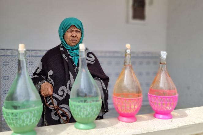 Saïda vend le zhar en bord de route, près de Nabeul, en avril 2021.