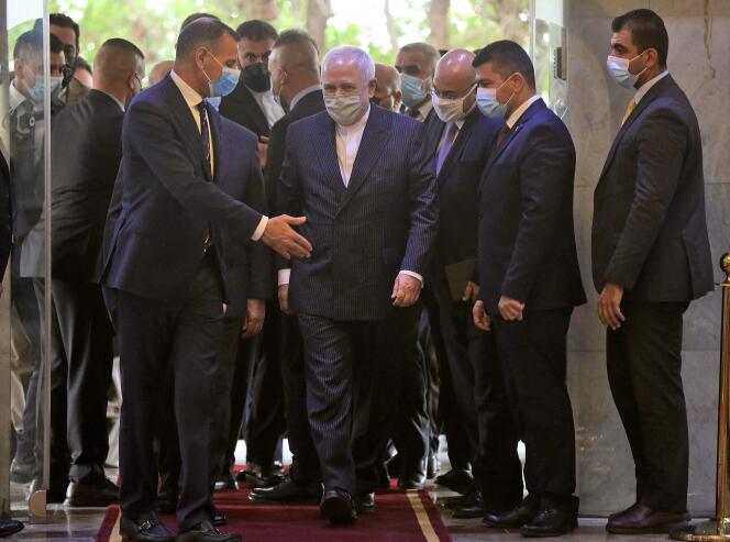 Le ministre des affaires étrangères iranien, Mohammad Javad Zarif, à son arrivée à l’aéroport de Bagdad, le 26 avril.
