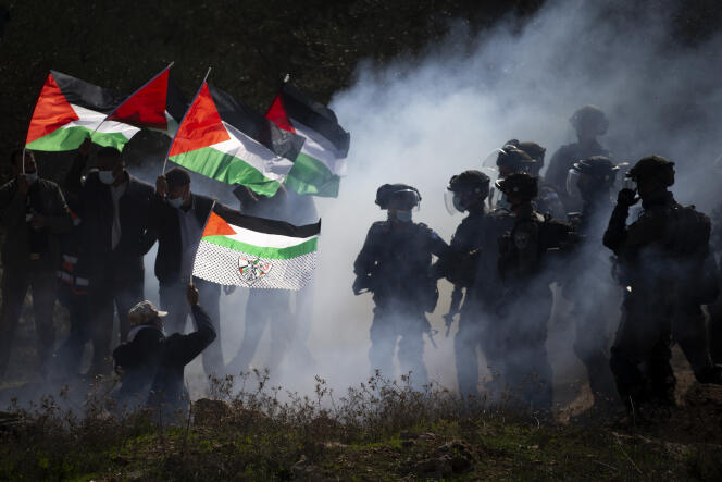 Des agents de la police des frontières israélienne et des Palestiniens s’affrontent lors d’une manifestation contre l’expansion des colonies juives israéliennes près du village de Salfit, en Cisjordanie, le 3 décembre 2020.