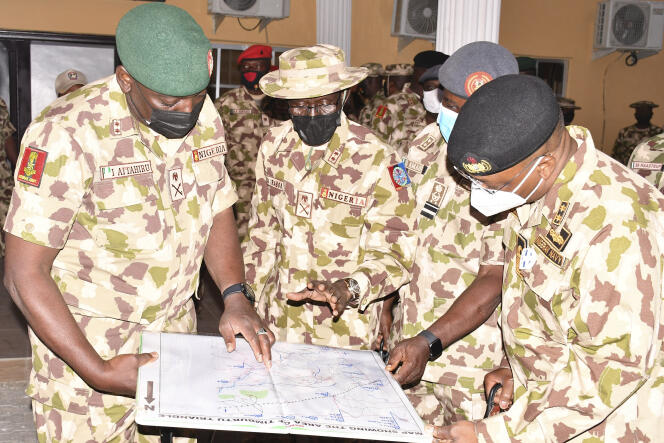 De gauche à droite : le chef d’état-major de l’armée de terre, le chef d’état-major de la défense, le chef d’état-major de l’air et le chef d’état-major de l’air, lors des opérations militaires Lafiya Dole à Maiduguri, au Nigeria, le 31 janvier 2021.