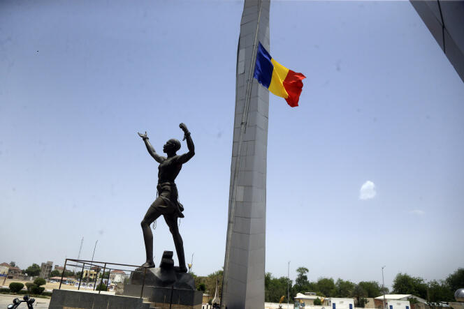 Un drapeau tchadien en berne au monument de l’Indépendance, place de la Nation à N’Djamena, la capitale du Tchad, le 26 avril 2021.
