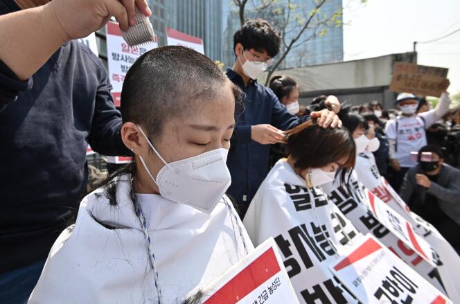 Manifestation contre la décision de rejeter dans le Pacifique l’eau traitée de la centrale nucléaire de Fukushima Dai-ichi, à Séoul, le 20 avril.
