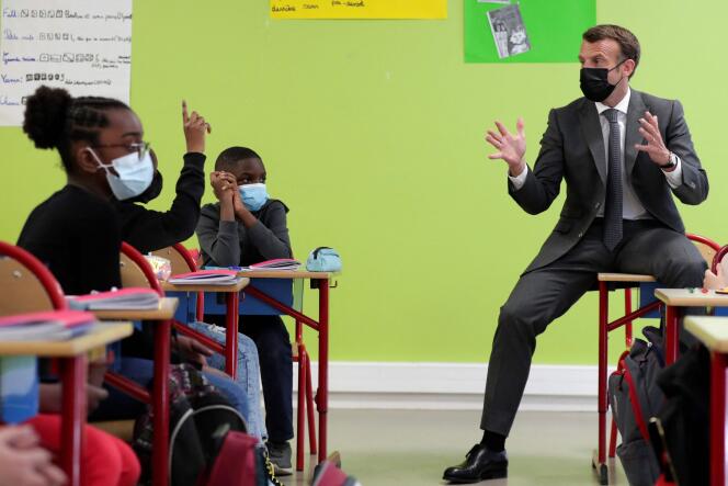 Emmanuel Macron échange avec des élèves lors d’une visite dans une école primaire de Melun, le 26 avril.